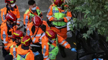 Záchranáři na místě požáru