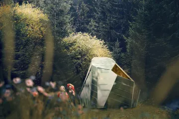 Unikátní skrýše pro turisty. V Krkonoších se objevují nové útulny