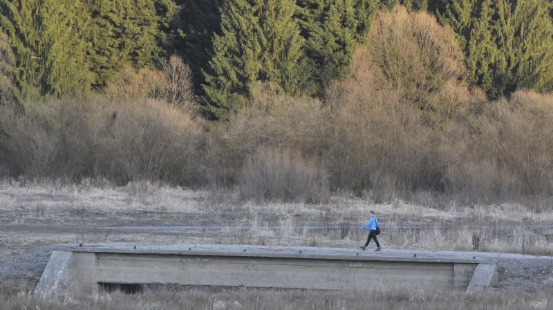 Nedostatek vody odhalil dříve zatopený most.