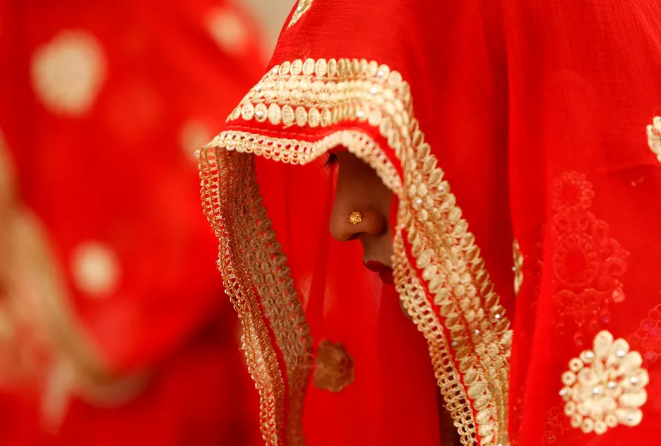 Nevěsta před svým svatebním slibem během hromadného sňatku, při kterém se vzalo celkem 111 muslimských párů v mešitě v indickém městě Ahmedabad