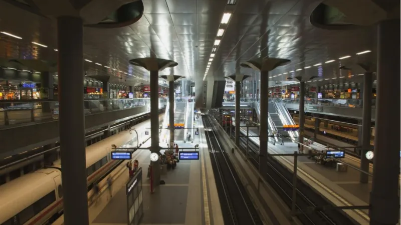 Podzemní nástupiště berlínského hlavního nádraží