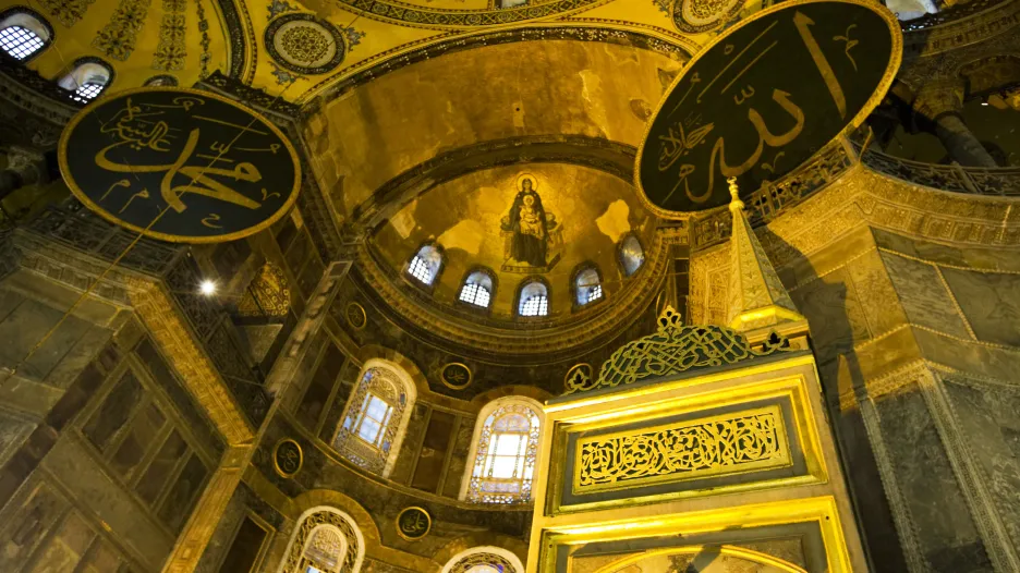 Interiér chrámu Boží Moudrosti (Hagia Sofia) v Istanbulu