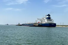 Provoz v Suezském průplavu byl po noční srážce tankerů obnoven