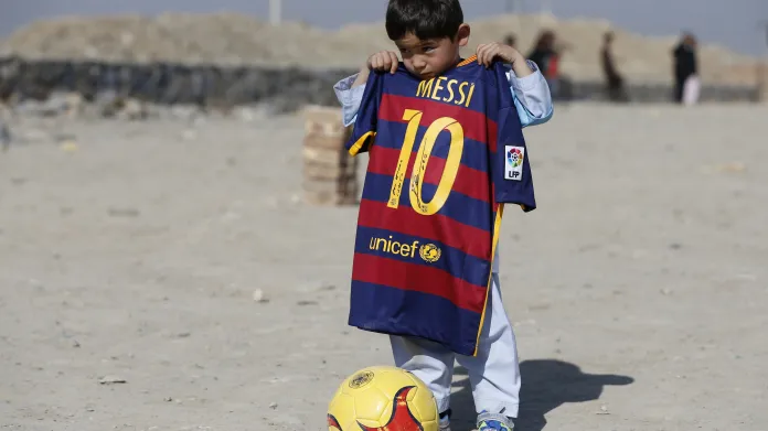Murtaza Ahmadí s dresem podepsaným od Lionela Messiho