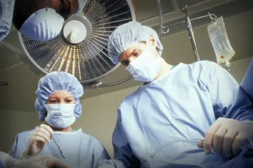 Průměrný plat lékařů ve státních nemocnicích loni překonal 85 tisíc. Polepšily si i sestry