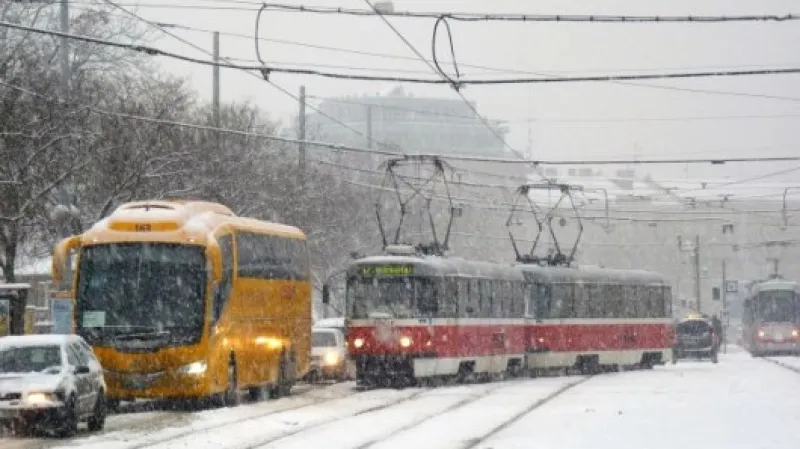 Linky městské hromadné dopravy v Brně nabíraly kvůli nepřetržitému sněžení zpoždění Zdroj: ČTK
