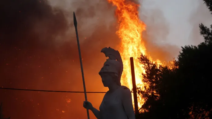 Severně od Atén hasiči bojovali s rozsáhlými lesními požáry
