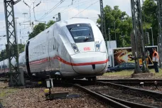 Na severu Německa nejezdily dálkové vlaky, železniční dopravu zastavila sabotáž na kabelech