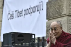 Dalajlamu přivítala na Hradčanech asi tisícovka lidí. Čeká ho i setkání s ministry