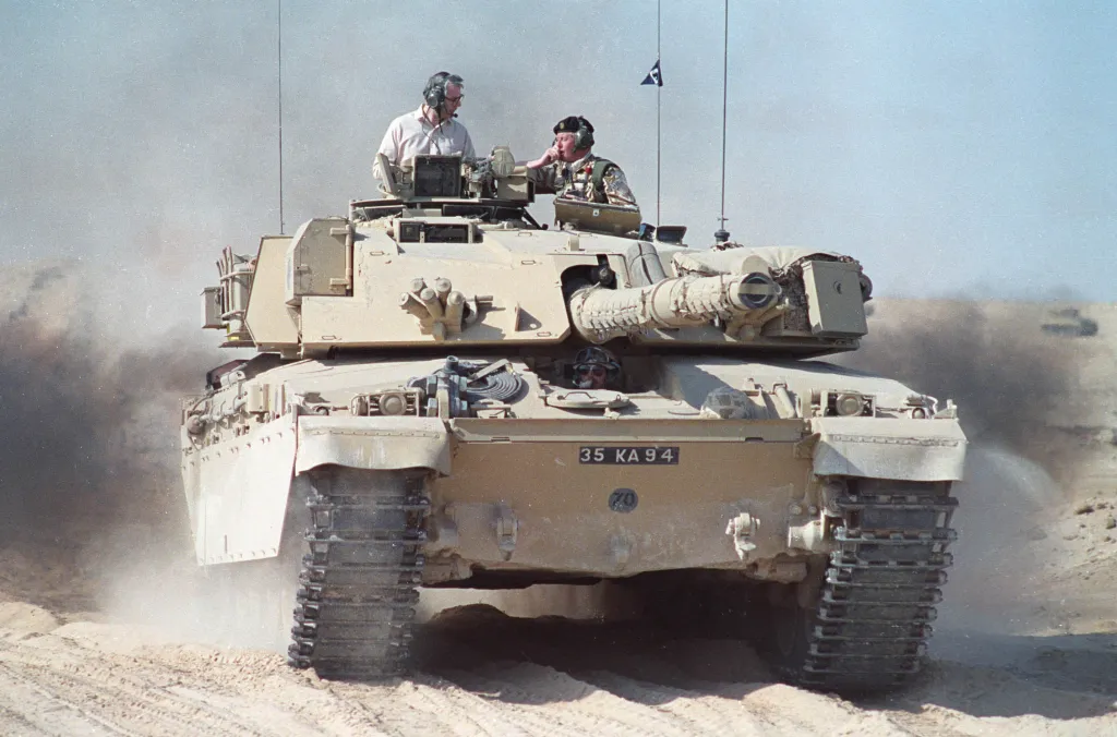 Britský premiér John Major navštívil tankovou divizi takzvaných Pouštních krys krátce před vypuknutím Pouštní bouře (8. leden 1991)
