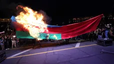 Pálení ázerbájdžánské a turecké vlajky v Jerevanu