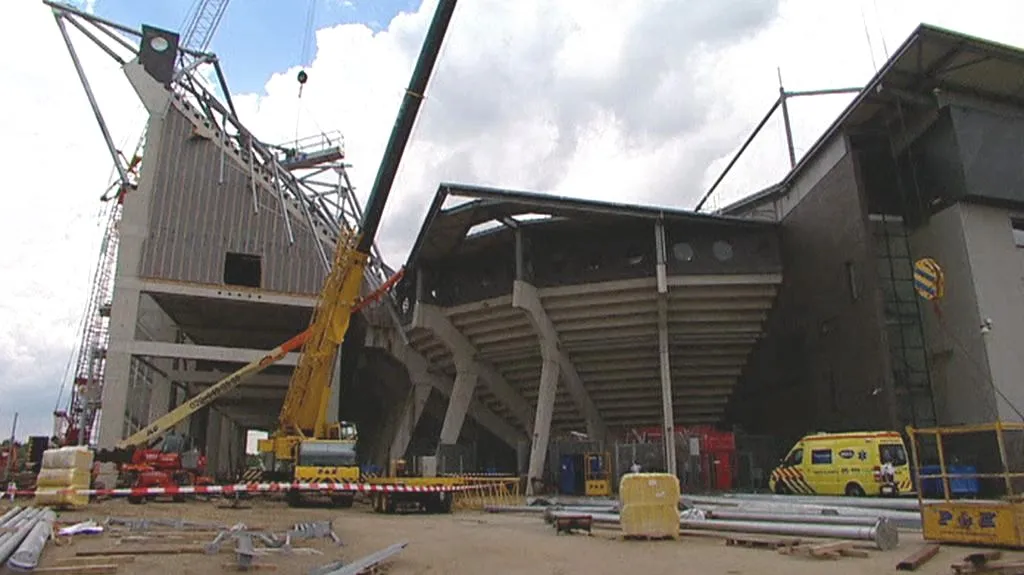 Zřícená střecha stadionu v Enschede
