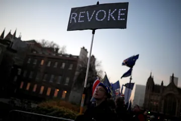 „Mayová v obležení“, „ukradený brexit“. Parlament se chopil moci, všímají si britské deníky