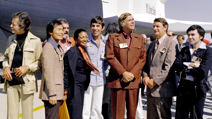 Posádka seriálové Enterprise u opravdového raketoplánu Enterprise. Roddenberry je uprostřed v hnědém saku