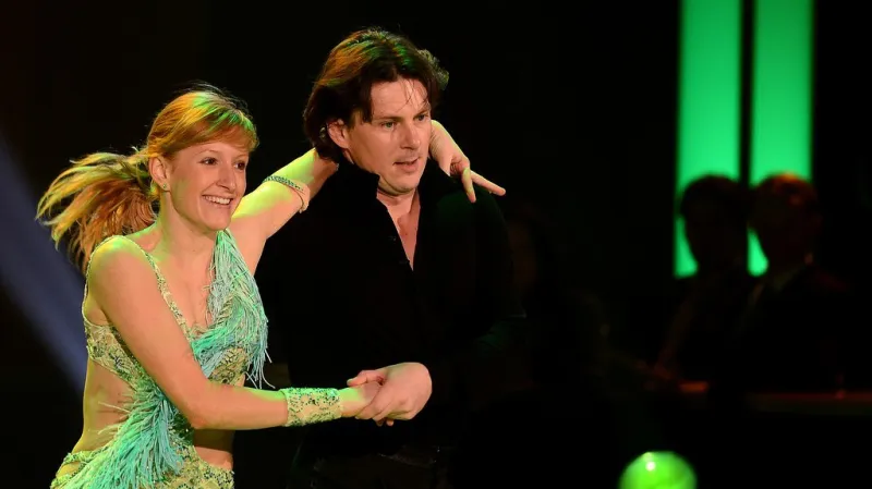 Tanečnice Tereza Bufková a hokejista Martin Procházka (vpravo)