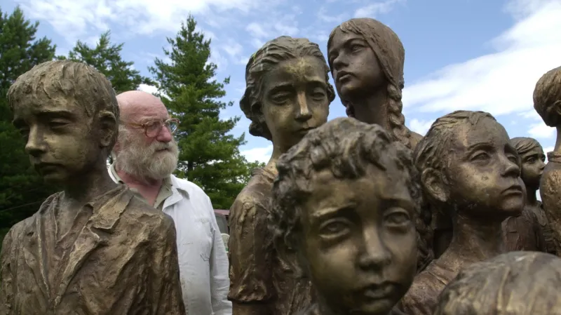 Spoluautor sousoší 82 zavražděných lidických dětí výtvarník Jiří Hampl dokončoval 7.června v Lidicích instalaci díla, na jehož konečné podobě pracoval společně se sochařkou Marií Uchytilovou od roku 1972.