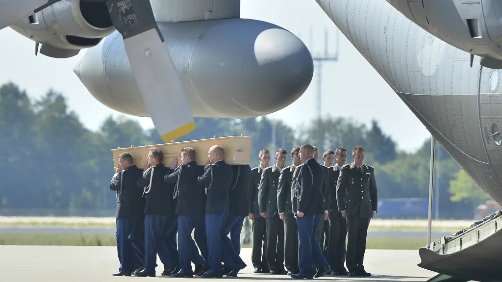 Do Nizozemska dorazily první oběti katastrofy boeingu