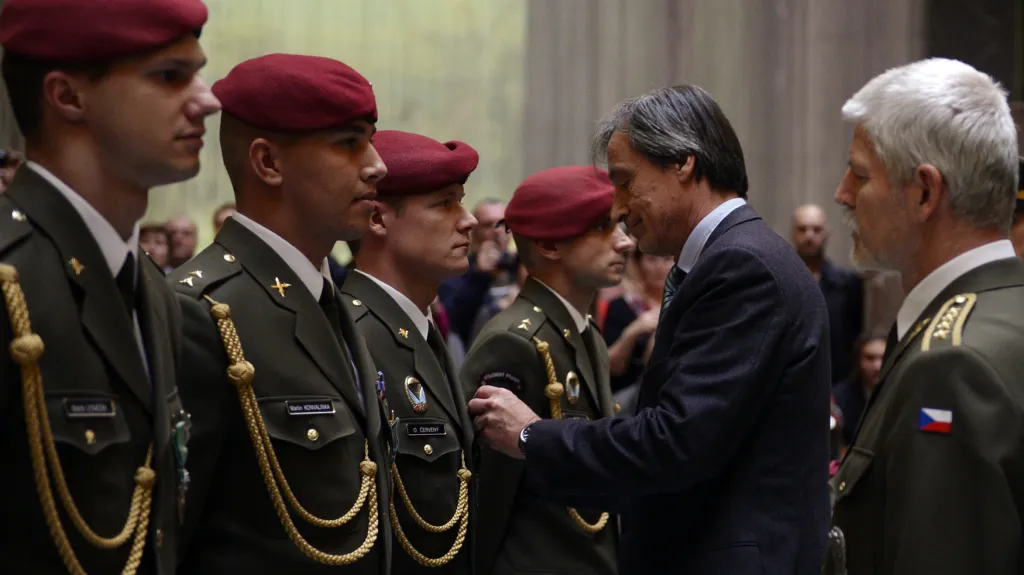 Čestí vojáci z Afghánistánů přijímají vyznamenání