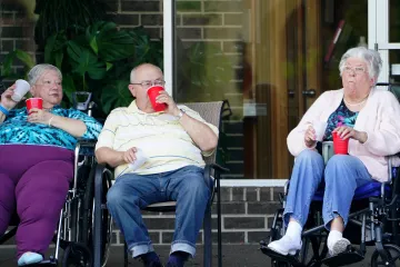 Stárnoucímu Česku dojdou mladí lidé, ukazují velká data