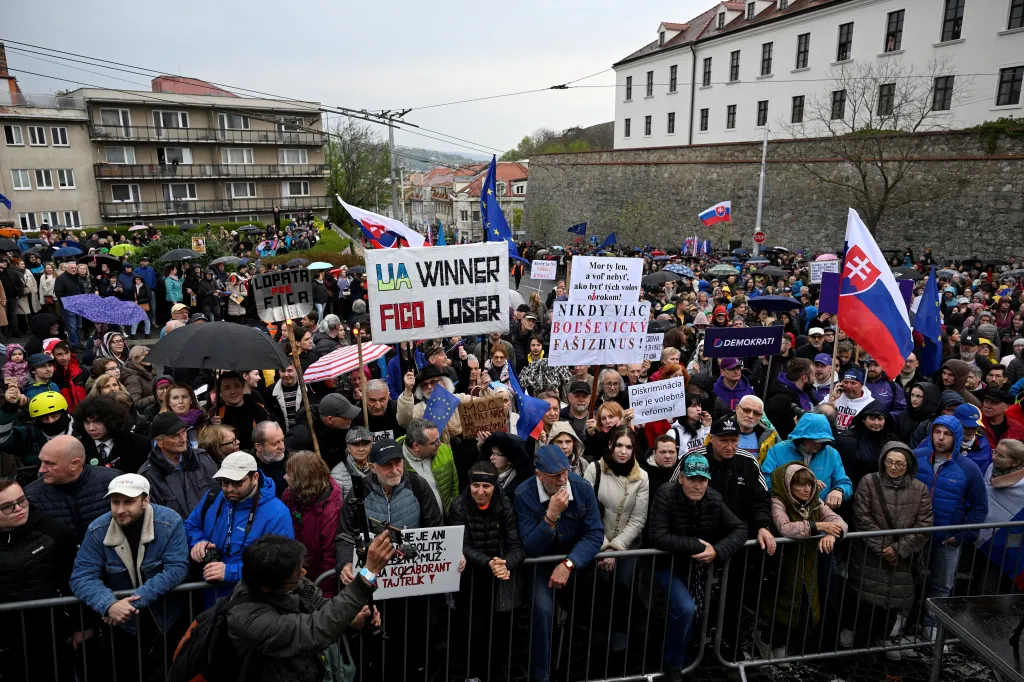 Zrušení korespondenční volby by způsobilo problémy nejen voličům, kteří v zahraničí pobývají dlouhodobě a k volebním urnám by museli překonat velké vzdálenosti, ale i v případě krátkodobých pobytů, kdy je pro občany Slovenska často komplikované dojet na nejbližší zastupitelský úřad. Zvláště to platí v zemích, kde Slovensko nemá diplomatické zastoupení