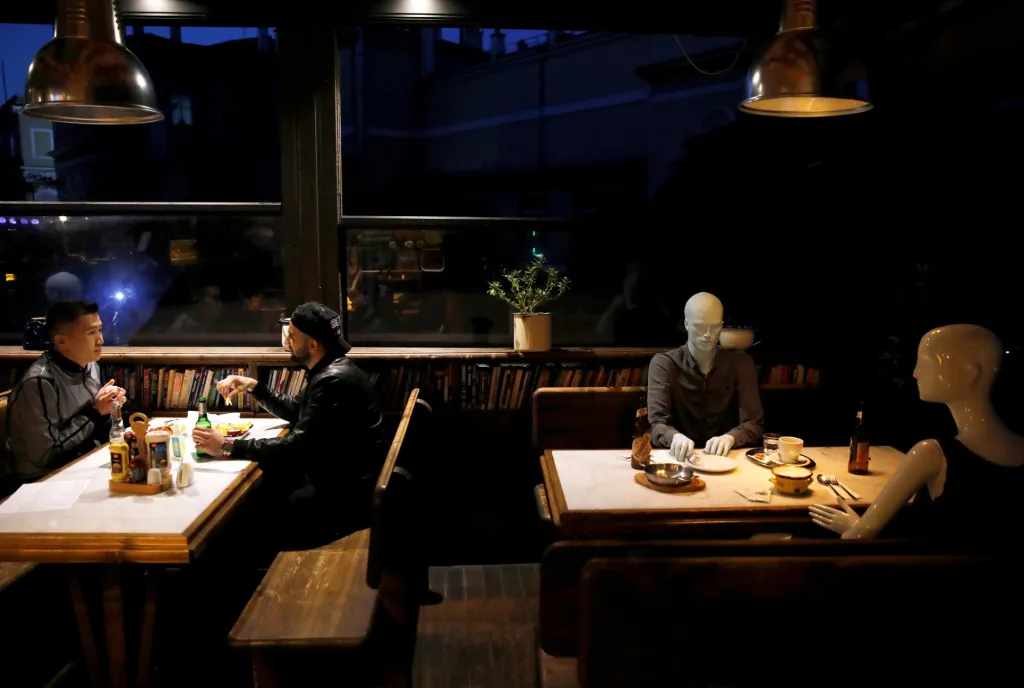 Dodržování bezpečného odstupu je jedním z problémů, které trápí tisíce majitelů restaurací a barů po celém světě. V tureckém Istanbulu se to pokusili vyřešit  postavením figurín. Plastové postavy obsadí místa, kde by stejně hosté nemohli sedět, a vnitřní prostory restaurací vypadají alespoň trochu plnější