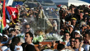 Kubánci na papežově mši v Havaně