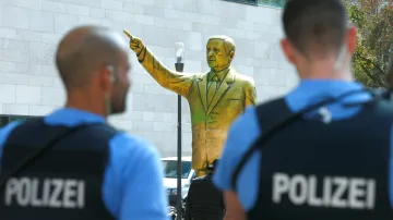 Zlatá socha Erdogana vzbudila v Německu pobouření