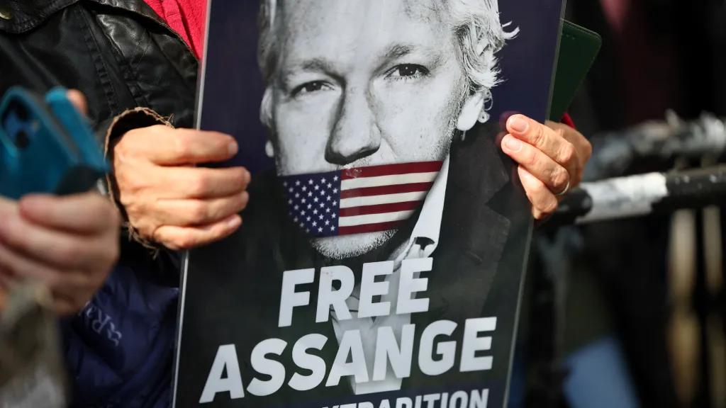 Plakát na podporu zakladatele WikiLeaks Juliana Assange