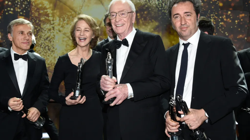 Zleva Christoph Waltz, Charlotte Ramplingová, Michael Caine a Paolo Sorrentino