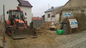 Dům srovnaly se zemí těžké stroje