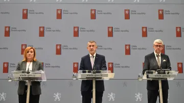 Zleva ministryně financí Alena Schillerová, premiér Andrej Babiš a ministr průmyslu a obchodu Karel Havlíček (všichni ANO)