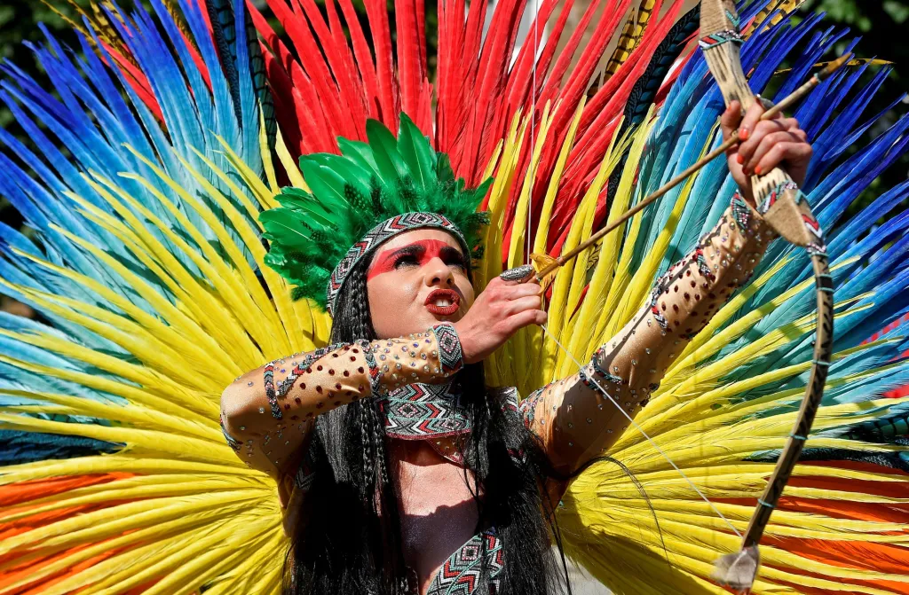 Účastník Notting Hill karnevalu v Londýně předvádí svojí performanci. Jde o druhý největší pouliční festival na světě, každoročně na něj zamíří kolem milionu nadšenců z celého světa