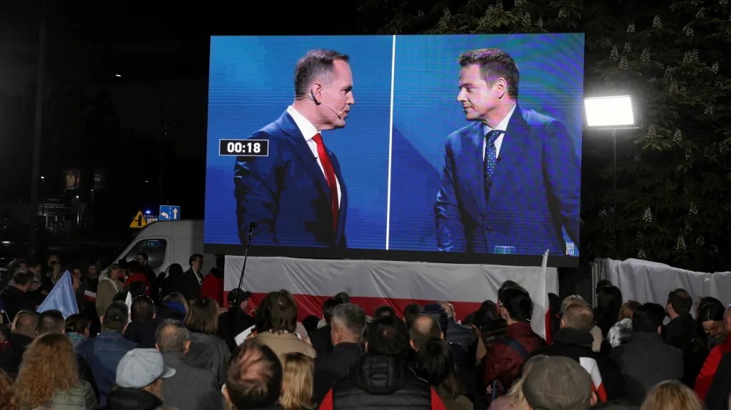 Lidé ve Varšavě sledují debatu mezi Karolem Nawrockým a Rafalem Trzaskowským