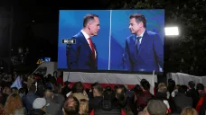 Lidé ve Varšavě sledují debatu mezi Karolem Nawrockým a Rafalem Trzaskowským