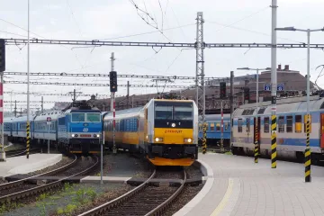 O jízdenky na vlak je na začátku prázdnin velký zájem, i když menší než loni