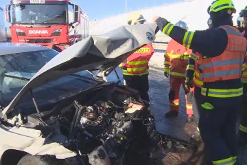 Dopravu v Česku znovu zkomplikovala ledovka. Na D7 a D10 havarovaly kamiony