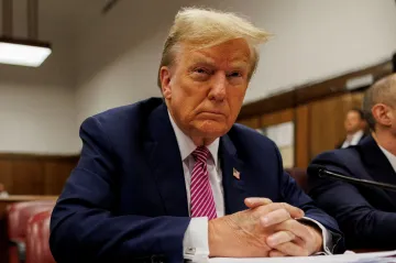 Porota v Trumpově případu je kompletní. Před soudem se zapálil muž