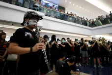 Sláva Hongkongu už nezazní. Soud neoficiální hymnu zakázal, protože se mohla stát „zbraní“