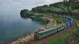 Nákladní vlak na transsibiřské magistrále podél jezera Bajkal. Celkem se po ní do Evropy ročně přepraví asi 20 tisíc kontejnerů.