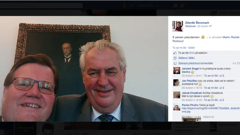 Naprostým a bezmezným fanouškem selfies v českém politickém prostředí je Zdeněk Škromach. Jeho FB je vlastními autoportréty přesycen. S prezidentem Milošem Zemanem se takto vyfotil před obrazem T. G. Masaryka.