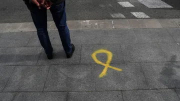 Namalovaná žlutá stužka na chodníku