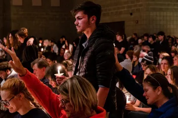 Střelba ve škole v Michiganu má čtvrtou oběť, mladík byl obviněn z vražd