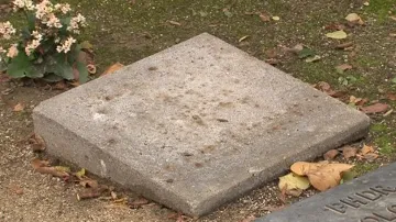 Poničený náhrobek