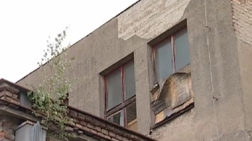 Zchátralá továrna