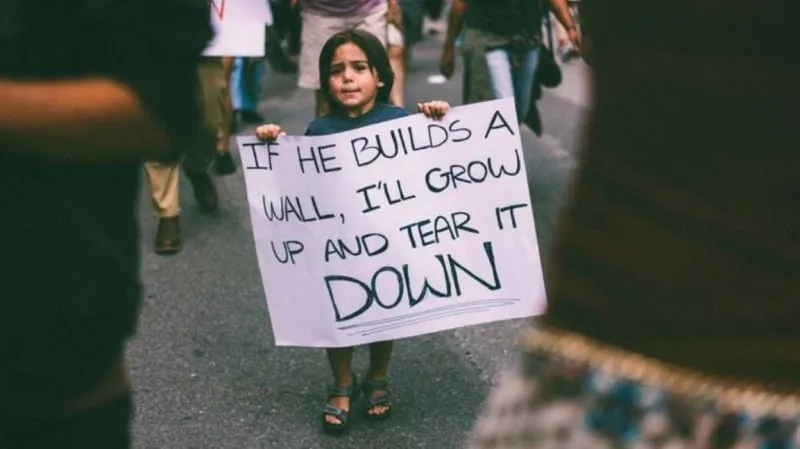 Tříletý Kaio na demonstraci proti zvolení Donalda Trumpa americkým prezidentem