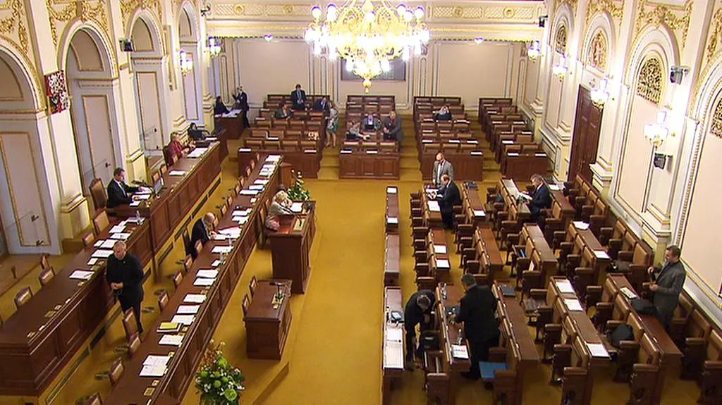 Poslanecký sál byl ze tří čtvrtin prázdný