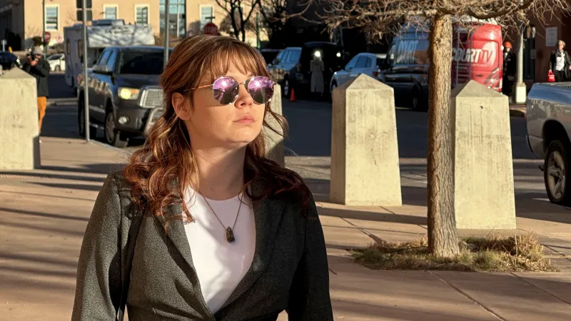 Zbrojířka z natáčení filmu Rust Hannah Gutierrezová-Reedová