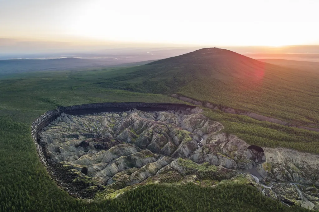 Nominace v sekci soubor: Katie Orlinsky, The Carbon Threat (Uhlíková hrozba). Fotografie upozorňují, že arktický permafrost roztává mnohem rychleji než původně předpovídali klimatologové. Současně uvolňuje uhlíkové plyny, které by mohly urychlit globální oteplování