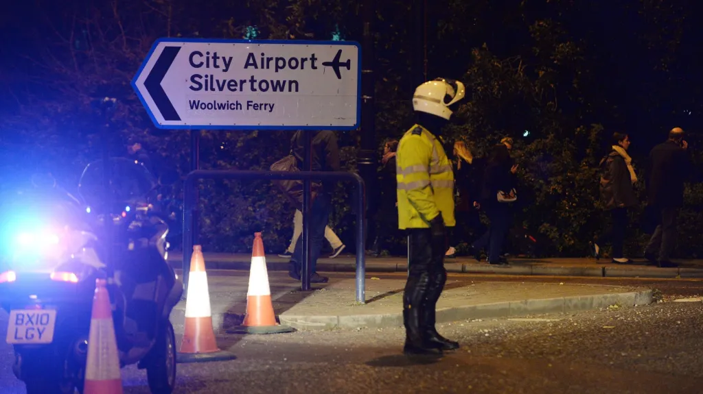 Policisté hlídají cestu k letišti London City