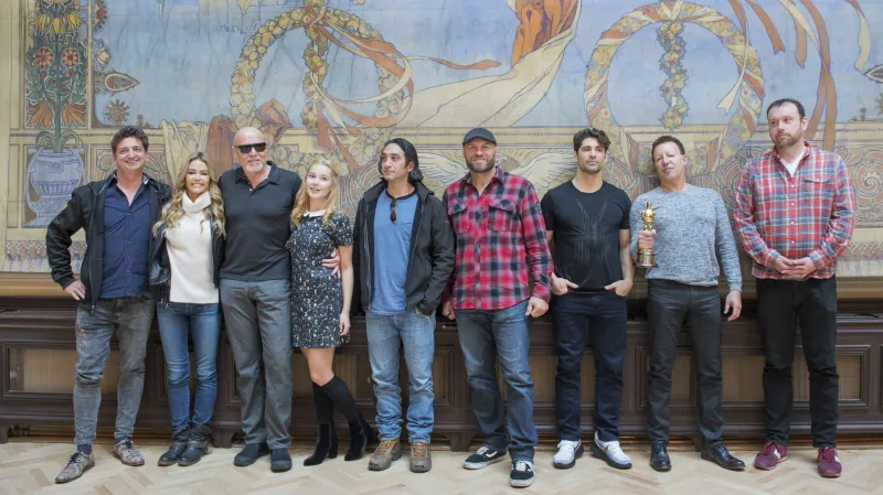 Herci a tvůrci filmu Alpha Code při natáčení v Česku